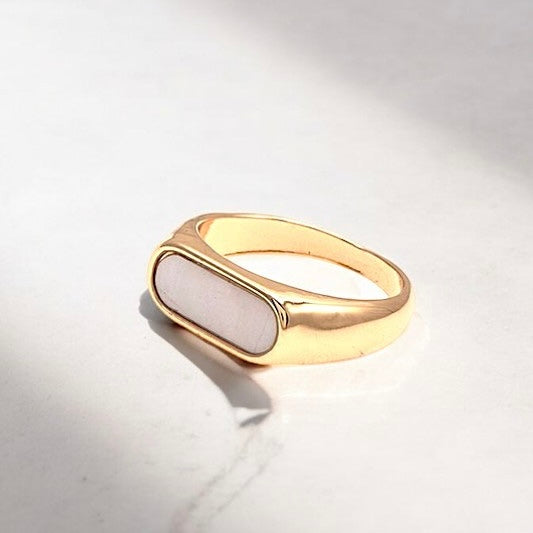 ANNA WHITE SHELL GOLD RING