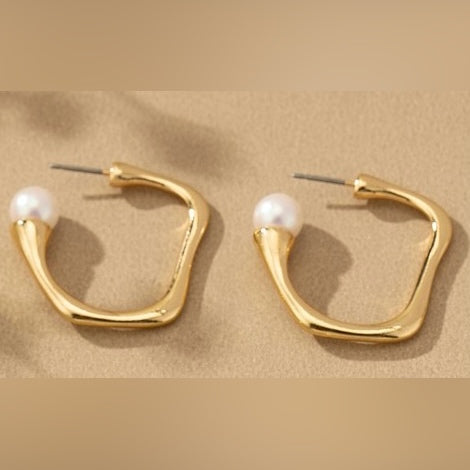 ISABEAU WAVY PEARL HOOP EARRINGS