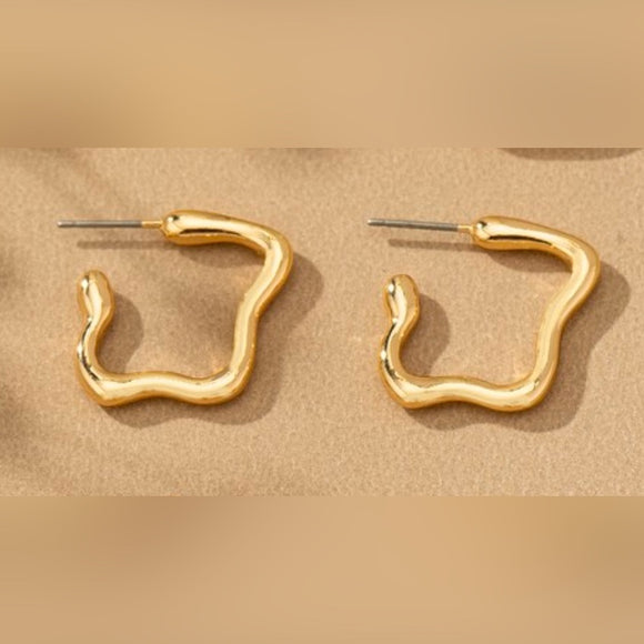 MAELIS WAVY HOOP EARRINGS